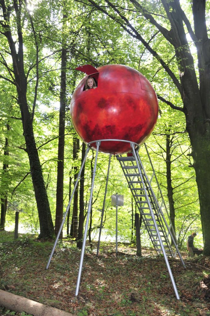 tvb-hallein-duerrnberg-erleben-kultur-skulpturenpark-leube-rote-kugel-mit-eingang-und-leiter